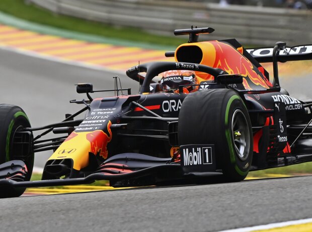 Max Verstappen fährt im Samstagstraining zum Grand Prix von Belgien in Spa-Francorchamps 2021 durch Eau Rouge Max Verstappen fährt im Samstagstraining zum Grand Prix von Belgien in Spa-Francorchamps 2021 durch Eau Rouge