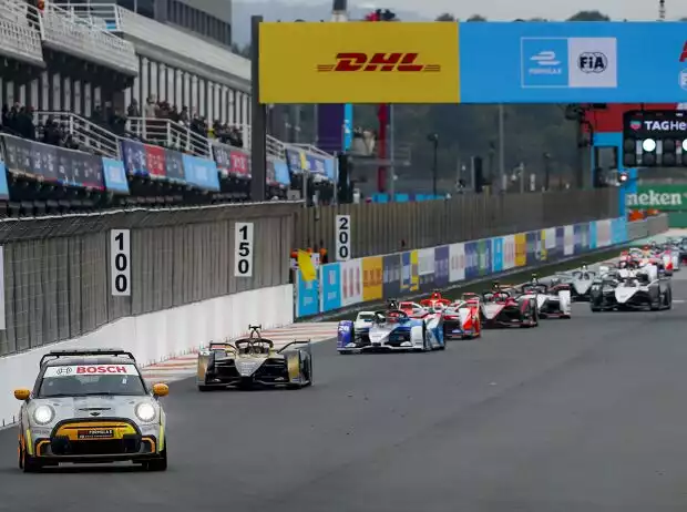 Das Safety-Car führt das Feld der Formel E beim ersten Rennen in Valencia 2021 an Titel-Bild zur News: Das Safety-Car führt das Feld der Formel E beim ersten Rennen in Valencia 2021 an