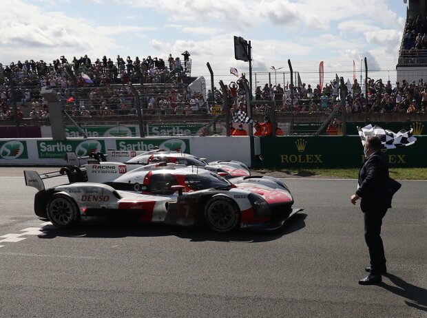 Titel-Bild zur News: Zieldurchfahrt der Toyota beim 24-Stunden-Rennen von Le Mans 2021