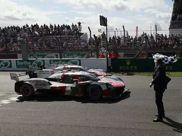 Zieldurchfahrt der Toyota beim 24-Stunden-Rennen von Le Mans 2021 Titel-Bild zur News: Zieldurchfahrt der Toyota beim 24-Stunden-Rennen von Le Mans 2021