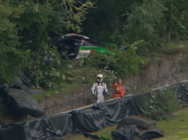 Titel-Bild zur News: Der Jota-McLaren von Oliver Wilkinson nach dem Unfall in Brands Hatch