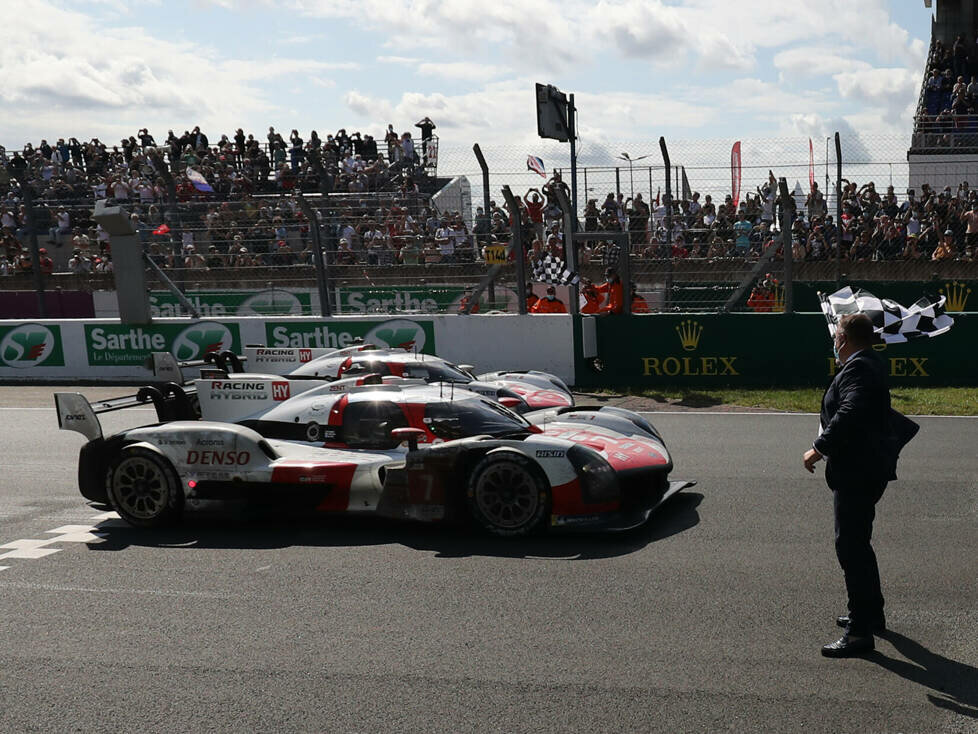 Zieldurchfahrt der Toyota beim 24-Stunden-Rennen von Le Mans 2021