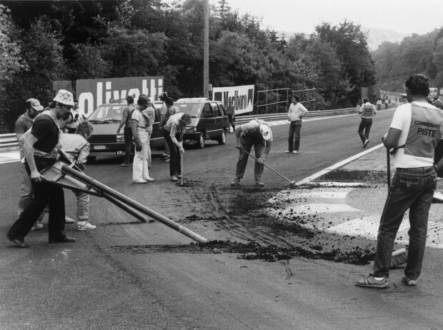 Titel-Bild zur News: Asphaltarbeiten in Spa 1985