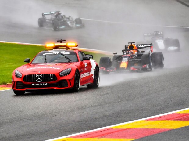 Titel-Bild zur News: Max Verstappen im Red Bull, George Russell im Williams und Lewis Hamilton im Mercedes hinter dem Safety-Car beim Grand Prix von Belgien der Formel 1 2021 in Spa-Francorchamps