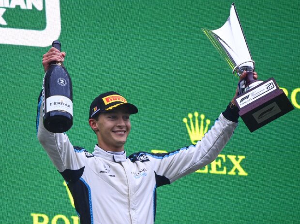 Titel-Bild zur News: George Russell (Williams) bei der Siegerehrung nach dem Großen Preis von Belgien der Formel 1 in Spa-Francorchamps