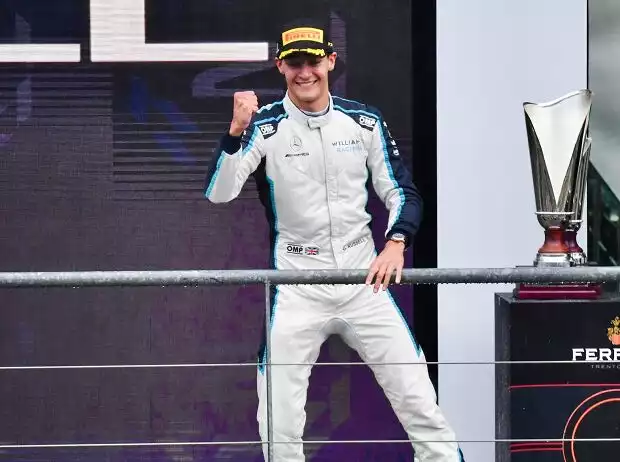 George Russell (Williams) bei der Siegerehrung nach dem Großen Preis von Belgien der Formel 1 in Spa-Francorchamps Titel-Bild zur News: George Russell (Williams) bei der Siegerehrung nach dem Großen Preis von Belgien der Formel 1 in Spa-Francorchamps
