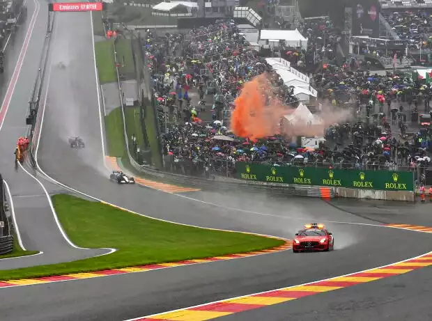 Max Verstappen, George Russell Titel-Bild zur News: Max Verstappen, George Russell