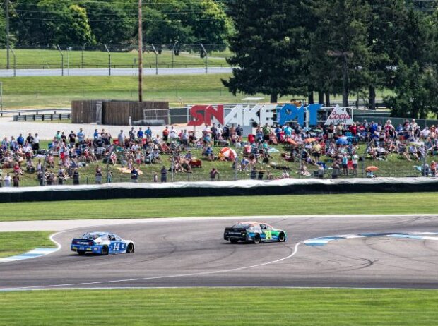NASCAR-Action in der schnellen Schikane auf dem Indianapolis-Rundkurs NASCAR-Action in der schnellen Schikane auf dem Indianapolis-Rundkurs
