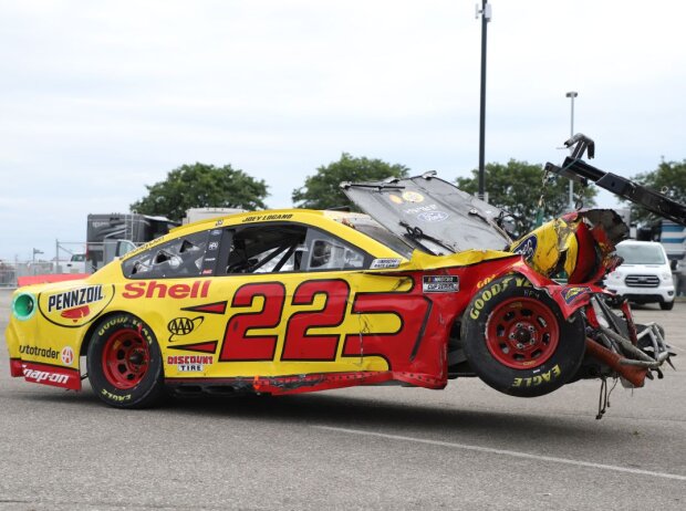 Penske-Ford von Joey Logano nach Crash auf dem Indianapolis-Rundkurs am Abschlepphaken Penske-Ford von Joey Logano nach Crash auf dem Indianapolis-Rundkurs am Abschlepphaken