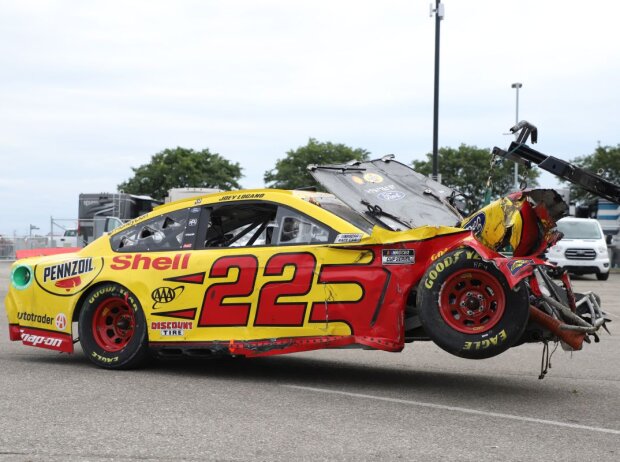 Penske-Ford von Joey Logano nach Crash auf dem Indianapolis-Rundkurs am Abschlepphaken