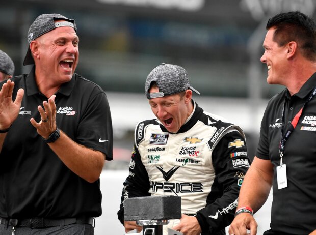 Indianapolis-Sieger A.J. Allmendinger mit Matt Kaulig und Chris Rice Indianapolis-Sieger A.J. Allmendinger mit Matt Kaulig und Chris Rice