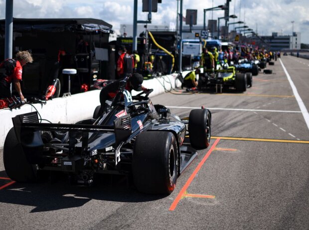 IndyCars in der Boxengasse im Gateway Motorsports Park in St. Louis