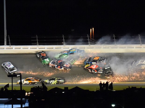 Big One: Massencrash beim Coke Zero Sugar 400 in Daytona Big One: Massencrash beim Coke Zero Sugar 400 in Daytona