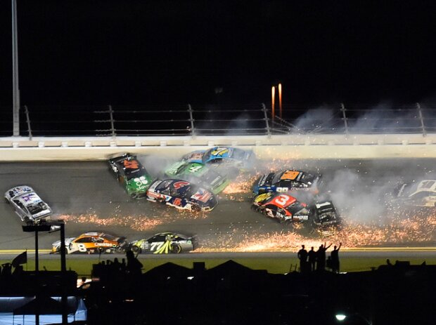 Big One: Massencrash beim Coke Zero Sugar 400 in Daytona