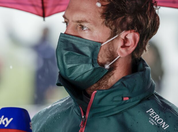 Titel-Bild zur News: Sebastian Vettel gibt Sky ein Interview beim Regen-Grand-Prix von Belgien in Spa-Francorchamps 2021