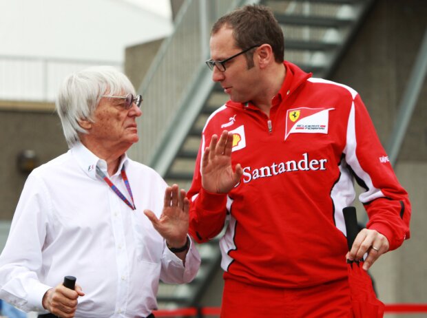 Titel-Bild zur News: Bernie Ecclestone mit seinem Nachfolger als Formel-1-CEO, Stefano Domenicali, damals noch Teamchef von Ferrari