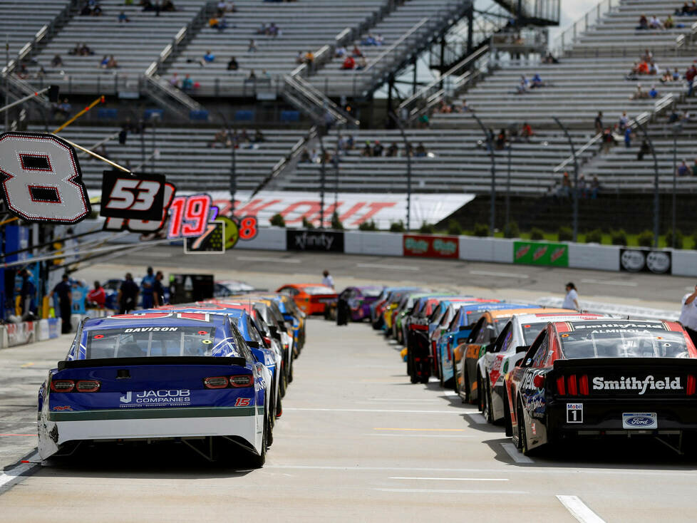 NASCAR-Autos in der Boxengasse des Martinsville Speedway