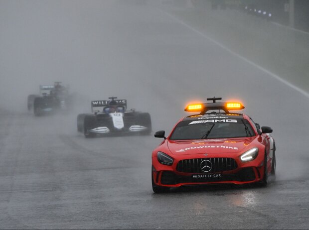 Titel-Bild zur News: Das Safety-Car vor Max Verstappen (Red Bull RB16B, nicht im Bild), George Russell (Williams FW43B) und Lewis Hamilton (Mercedes W12) beim Formel-1-Rennen in Spa-Francorchamps (Belgien) 2021