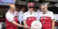 Alfa Romeos Frederic Vasseur, Kimi Räikkönen und Beat Zehnder feiern den 300. Grand Prix des Finnen in der Formel 1 beim Monaco-GP 2019