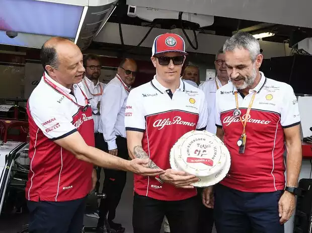 Titel-Bild zur News: Alfa Romeos Frederic Vasseur, Kimi Räikkönen und Beat Zehnder feiern den 300. Grand Prix des Finnen in der Formel 1 beim Monaco-GP 2019