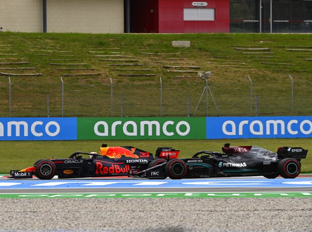 Titel-Bild zur News: Max Verstappen (Red Bull RB16B) und Lewis Hamilton (Mercedes W12) kämpfen während des Großen Preises von Spanien in Barcelona 2021