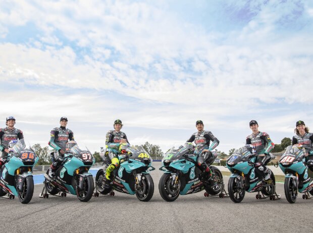 Titel-Bild zur News: Gruppenfoto: Die Petronas-Teams der Saison 2021 in den WM-Klassen MotoGP, Moto2, Moto3