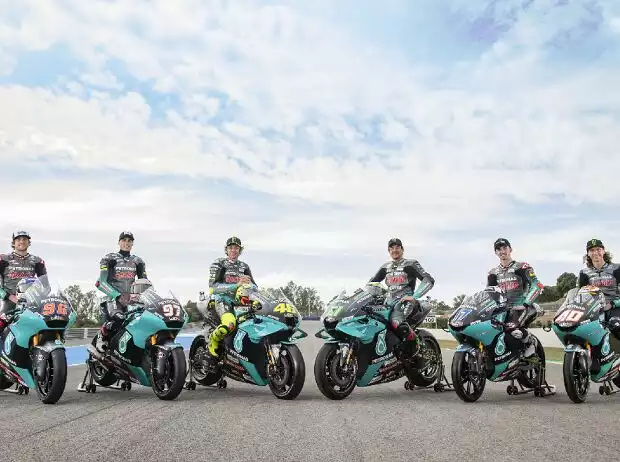 Gruppenfoto: Die Petronas-Teams der Saison 2021 in den WM-Klassen MotoGP, Moto2, Moto3 Titel-Bild zur News: Gruppenfoto: Die Petronas-Teams der Saison 2021 in den WM-Klassen MotoGP, Moto2, Moto3