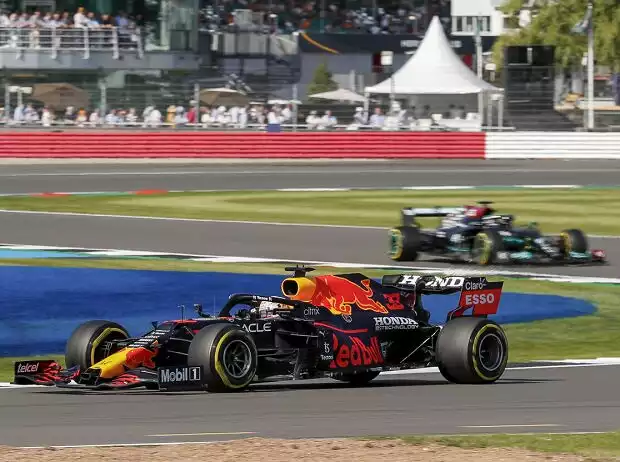 Titel-Bild zur News: Max Verstappen (Red Bull RB16B) vor Lewis Hamilton (Mercedes W12) beim Formel-1-Rennen in Silverstone 2021