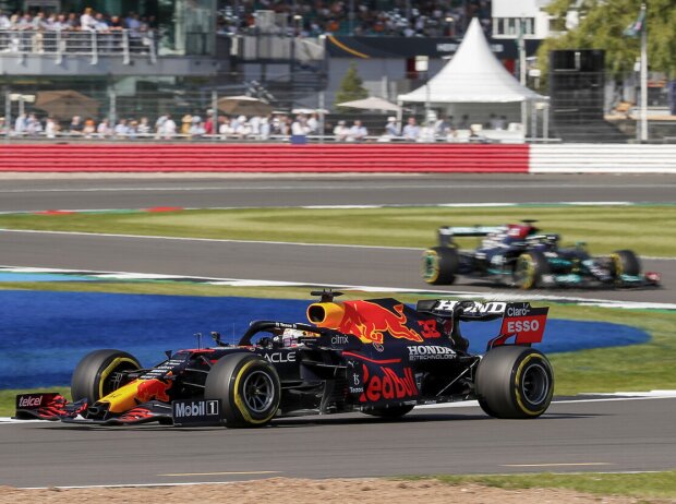 Titel-Bild zur News: Max Verstappen (Red Bull RB16B) vor Lewis Hamilton (Mercedes W12) beim Formel-1-Rennen in Silverstone 2021