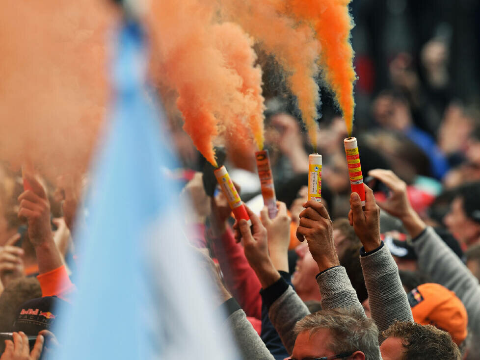Leuchtraketen der Verstappen-Fans