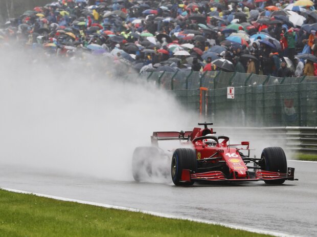 Titel-Bild zur News: Charles Leclerc (Ferrari SF21) im verregneten Qualifying von Spa-Francorchamps 2021