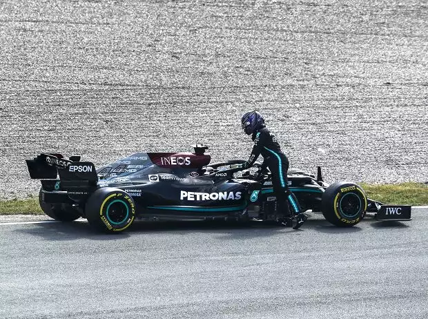 Lewis Hamilton (Mercedes W12) bleibt im zweiten Freien Training der Formel 1 in Zandvoort 2021 mit einem Defekt stehen Titel-Bild zur News: Lewis Hamilton (Mercedes W12) bleibt im zweiten Freien Training der Formel 1 in Zandvoort 2021 mit einem Defekt stehen