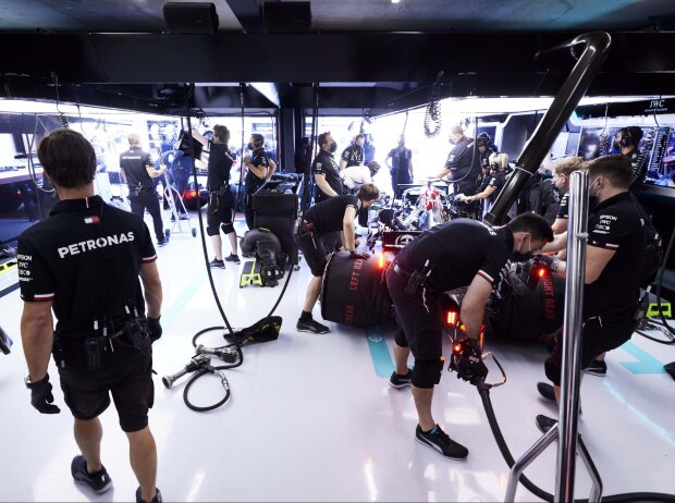 Titel-Bild zur News: Mercedes-Garage