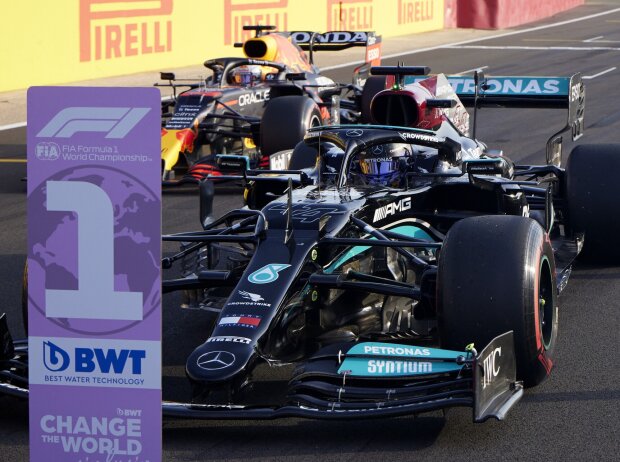 Titel-Bild zur News: Lewis Hamilton im Mercedes W12 und Max Verstappen im Red Bull RB16B nach dem Qualifying zum Grand Prix von Großbritannien der Formel 1 2021 in Silverstone in England
