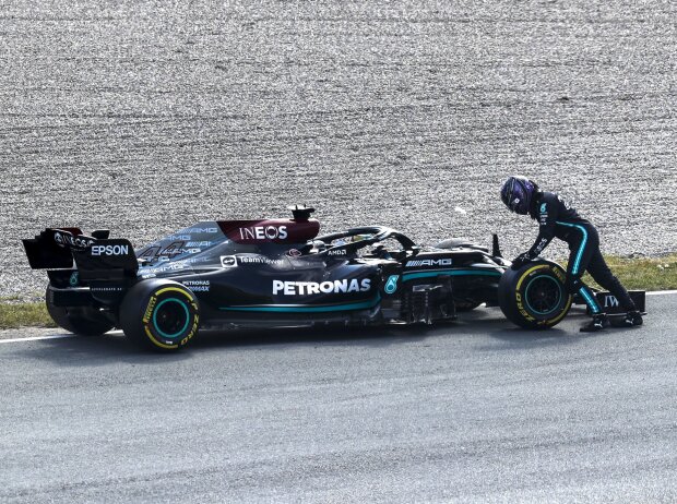 Lewis Hamilton schiebt seinen Mercedes W12 im Training zum Grand Prix der Niederlande der Formel 1 2021 in Zandvoort in Nordholland