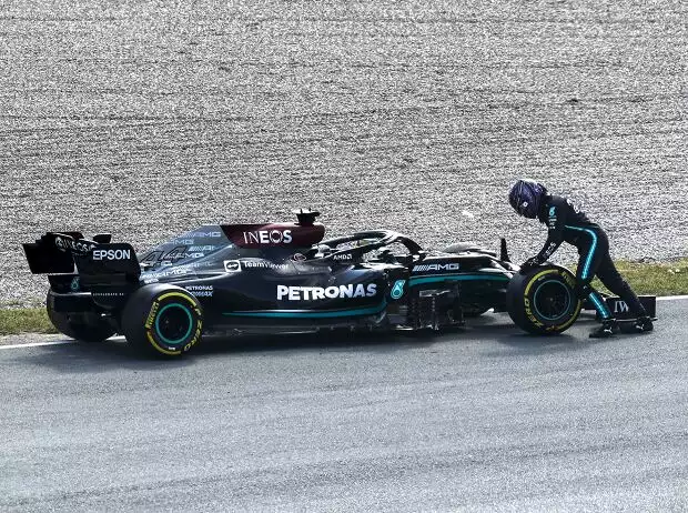Lewis Hamilton schiebt seinen Mercedes W12 im Training zum Grand Prix der Niederlande der Formel 1 2021 in Zandvoort in Nordholland Titel-Bild zur News: Lewis Hamilton schiebt seinen Mercedes W12 im Training zum Grand Prix der Niederlande der Formel 1 2021 in Zandvoort in Nordholland