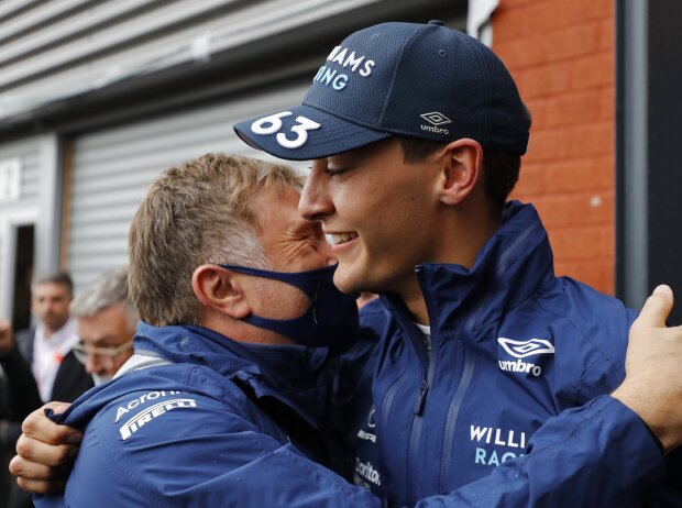 George Russell und Williams-Teamchef Jost Capito freuen sich über Platz zwei beim Formel-1-Rennen in Belgien 2021 George Russell und Williams-Teamchef Jost Capito freuen sich über Platz zwei beim Formel-1-Rennen in Belgien 2021