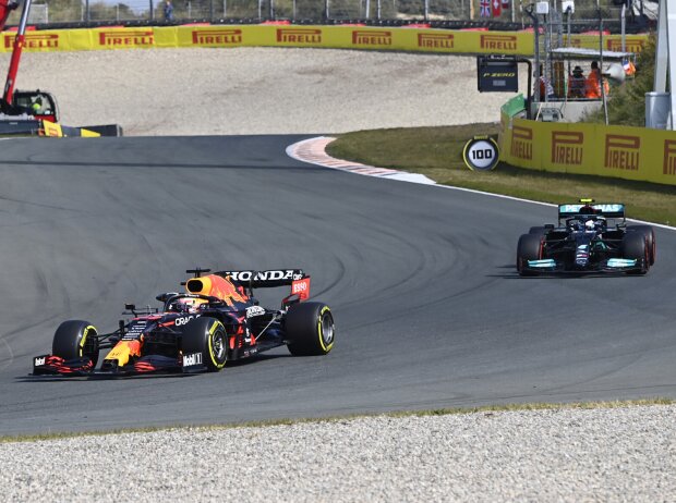 Titel-Bild zur News: Max Verstappen (Red Bull RB16B) vor Valtteri Bottas (Mercedes W12) im Qualifying beim Formel-1-Rennen in Zandvoort 2021