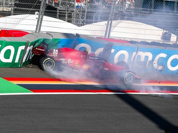 Titel-Bild zur News: Carlos Sainz im Ferrari SF21 bei seinem Unfall im Freien Training zum Grand Prix der Niederlande der Formel 1 2021 in Zandvoort