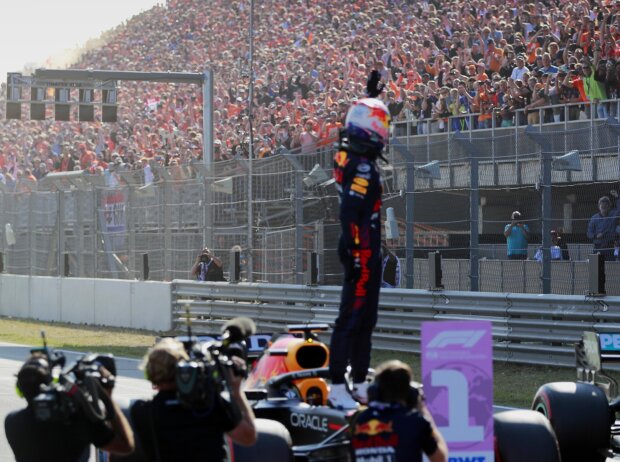 Max Verstappen von Red Bull grüßt die Fans in Zandvoort nach dem Qualifying zum Grand Prix der Niederlande der Formel 1 2021 Max Verstappen von Red Bull grüßt die Fans in Zandvoort nach dem Qualifying zum Grand Prix der Niederlande der Formel 1 2021