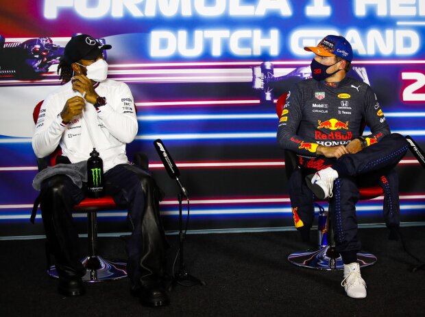 Titel-Bild zur News: Lewis Hamilton (Mercedes) und Max Verstappen (Red Bull) in der Pressekonferenz nach dem Qualifying zum Formel-1-Rennen in Zandvoort 2021