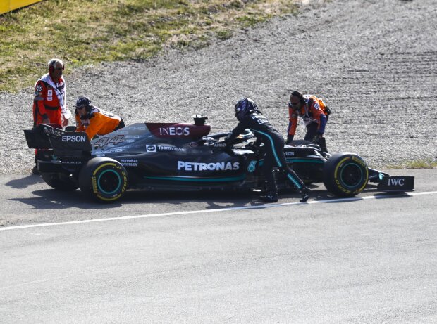 Titel-Bild zur News: Lewis Hamilton (Mercedes) mit Motorschaden im Freitagstraining zum Grand Prix der Niederlande in Zandvoort 2021