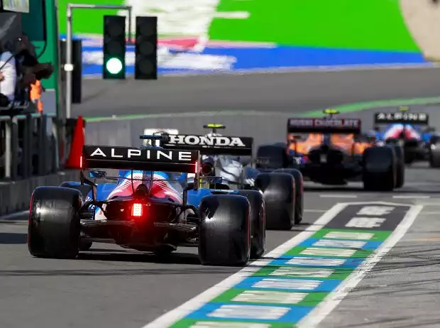 Fernando Alonso im Alpine A521 in der Boxengasse beim Grand Prix der Niederlande der Formel 1 2021 in Zandvoort in Nordholland Titel-Bild zur News: Fernando Alonso im Alpine A521 in der Boxengasse beim Grand Prix der Niederlande der Formel 1 2021 in Zandvoort in Nordholland