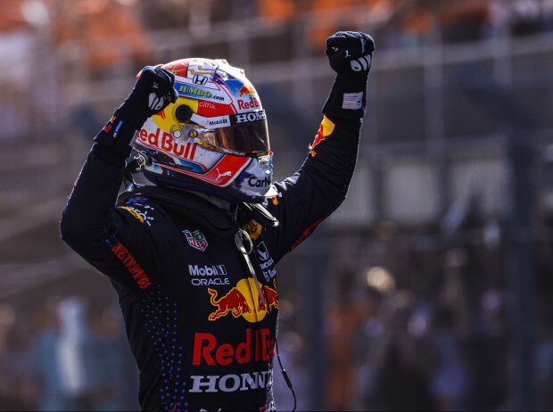 Titel-Bild zur News: Max Verstappen (Red Bull) jubelt über seinen Sieg beim Grand Prix der Niederlande in Zandvoort 2021