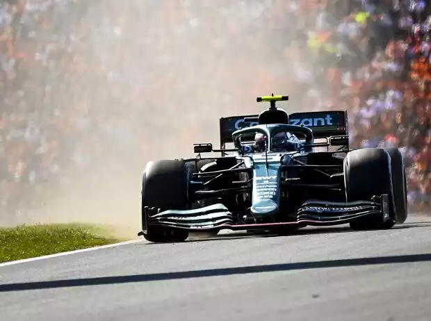Sebastian Vettel wirbelte nach seinem Dreher im Aston Martin im Grand Prix der Niederlande der Formel 1 2021 viel Staub auf Titel-Bild zur News: Sebastian Vettel wirbelte nach seinem Dreher im Aston Martin im Grand Prix der Niederlande der Formel 1 2021 viel Staub auf