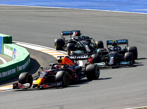 Titel-Bild zur News: Max Verstappen (Red Bull RB16B) vor Valtteri Bottas und Lewis Hamilton (beide Mercedes W12) beim Formel-1-Rennen in Zandvoort 2021