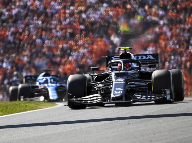 Pierre Gasly (AlphaTauri AT02) vor Fernando Alonso (Alpine A521) beim Formel-1-Rennen in Zandvoort 2021 Pierre Gasly (AlphaTauri AT02) vor Fernando Alonso (Alpine A521) beim Formel-1-Rennen in Zandvoort 2021