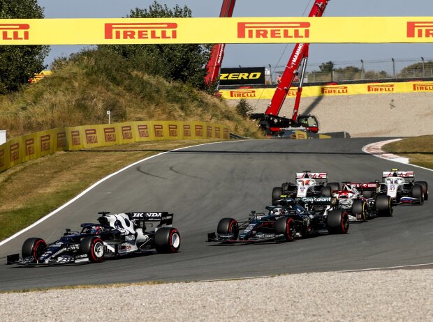 Sebastian Vettel im Aston Martin AMR21 beim Grand Prix der Niederlande der Formel 1 2021 in Zandvoort mitten im Verkehr