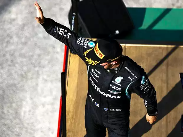 Valtteri Bottas (Mercedes) bei der Siegerehrung zum Grand Prix der Niederlande in Zandvoort 2021 Titel-Bild zur News: Valtteri Bottas (Mercedes) bei der Siegerehrung zum Grand Prix der Niederlande in Zandvoort 2021