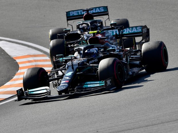 Titel-Bild zur News: Valtteri Bottas vor Lewis Hamilton (beide Mercedes) beim Grand Prix der Niederlande in Zandvoort 2021